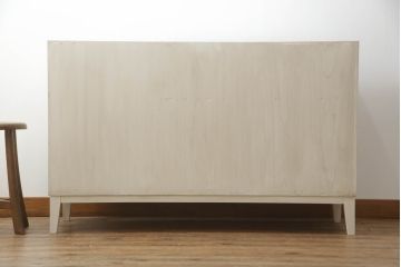 桐箪笥をチェストとサイドボードにリメイク!上段の引き戸にモールガラスをはめ込み、下段は引き出しを縦3等分に分割。上下段を組み合わせ脚付きチェストに。中段は扉と衣装盆を取り外し、棚板を新規製作。脚付きサイドボードに。2台ともアンティークホワイトでペイント。