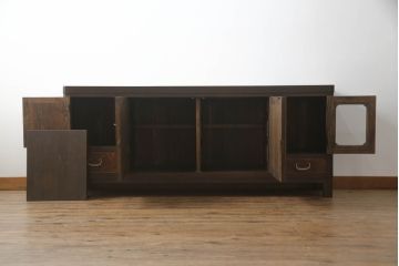 三段重ね桐箪笥の上段を脚付きサイドボードにリメイク!衣装盆を取り外し棚を新規製作。天板は新材に張り替え。鏡は取り外し、レトロな気泡ガラスに交換。元の色味に合わせて全体を着色して仕上げ。