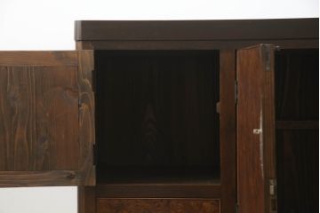 三段重ね桐箪笥の上段を脚付きサイドボードにリメイク!衣装盆を取り外し棚を新規製作。天板は新材に張り替え。鏡は取り外し、レトロな気泡ガラスに交換。元の色味に合わせて全体を着色して仕上げ。