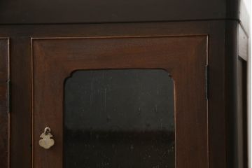 三段重ね桐箪笥の上段を脚付きサイドボードにリメイク!衣装盆を取り外し棚を新規製作。天板は新材に張り替え。鏡は取り外し、レトロな気泡ガラスに交換。元の色味に合わせて全体を着色して仕上げ。