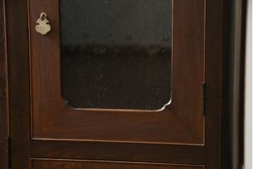 三段重ね桐箪笥の上段を脚付きサイドボードにリメイク!衣装盆を取り外し棚を新規製作。天板は新材に張り替え。鏡は取り外し、レトロな気泡ガラスに交換。元の色味に合わせて全体を着色して仕上げ。