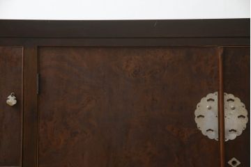 三段重ね桐箪笥の上段を脚付きサイドボードにリメイク!衣装盆を取り外し棚を新規製作。天板は新材に張り替え。鏡は取り外し、レトロな気泡ガラスに交換。元の色味に合わせて全体を着色して仕上げ。