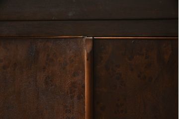 三段重ね桐箪笥の上段を脚付きサイドボードにリメイク!衣装盆を取り外し棚を新規製作。天板は新材に張り替え。鏡は取り外し、レトロな気泡ガラスに交換。元の色味に合わせて全体を着色して仕上げ。