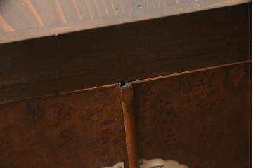 三段重ね桐箪笥の上段を脚付きサイドボードにリメイク!衣装盆を取り外し棚を新規製作。天板は新材に張り替え。鏡は取り外し、レトロな気泡ガラスに交換。元の色味に合わせて全体を着色して仕上げ。