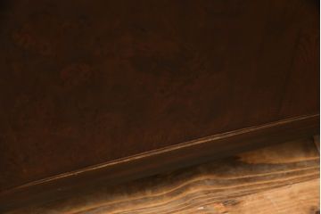 三段重ね桐箪笥の上段を脚付きサイドボードにリメイク!衣装盆を取り外し棚を新規製作。天板は新材に張り替え。鏡は取り外し、レトロな気泡ガラスに交換。元の色味に合わせて全体を着色して仕上げ。