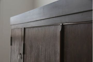 三段重ね桐箪笥の上段を脚付きサイドボードにリメイク!衣装盆を取り外し棚を新規製作。天板は新材に張り替え。鏡は取り外し、レトロな気泡ガラスに交換。元の色味に合わせて全体を着色して仕上げ。