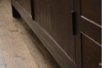 三段重ね桐箪笥の上段を脚付きサイドボードにリメイク!衣装盆を取り外し棚を新規製作。天板は新材に張り替え。鏡は取り外し、レトロな気泡ガラスに交換。元の色味に合わせて全体を着色して仕上げ。