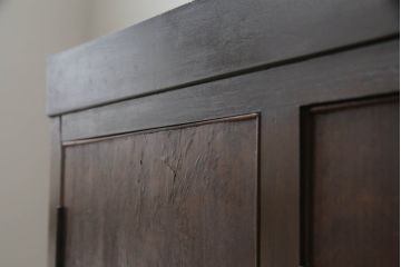 三段重ね桐箪笥の上段を脚付きサイドボードにリメイク!衣装盆を取り外し棚を新規製作。天板は新材に張り替え。鏡は取り外し、レトロな気泡ガラスに交換。元の色味に合わせて全体を着色して仕上げ。
