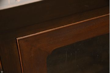 三段重ね桐箪笥の上段を脚付きサイドボードにリメイク!衣装盆を取り外し棚を新規製作。天板は新材に張り替え。鏡は取り外し、レトロな気泡ガラスに交換。元の色味に合わせて全体を着色して仕上げ。