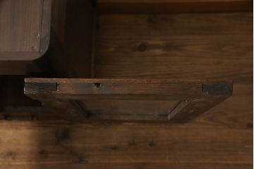三段重ね桐箪笥の上段を脚付きサイドボードにリメイク!衣装盆を取り外し棚を新規製作。天板は新材に張り替え。鏡は取り外し、レトロな気泡ガラスに交換。元の色味に合わせて全体を着色して仕上げ。