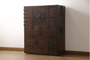 重ね桐箪笥を綺麗に再生!全体をオーク系塗料で着色。下段の底面にはクリアキャスターを取り付け。
