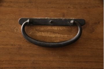 重ね桐箪笥を綺麗に再生!全体をオーク系塗料で着色。下段の底面にはクリアキャスターを取り付け。