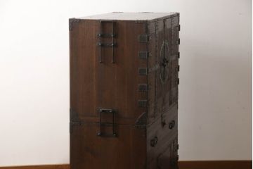 重ね桐箪笥を綺麗に再生!全体をオーク系塗料で着色。下段の底面にはクリアキャスターを取り付け。