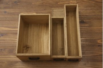 重ね桐箪笥を綺麗に再生!全体をオーク系塗料で着色。下段の底面にはクリアキャスターを取り付け。