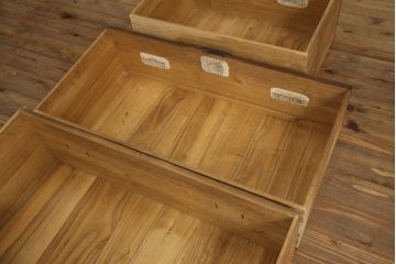 重ね桐箪笥を綺麗に再生!全体をオーク系塗料で着色。下段の底面にはクリアキャスターを取り付け。
