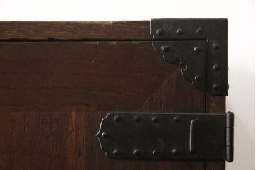 重ね桐箪笥を綺麗に再生!全体をオーク系塗料で着色。下段の底面にはクリアキャスターを取り付け。