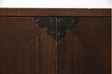 重ね桐箪笥を綺麗に再生!全体をオーク系塗料で着色。下段の底面にはクリアキャスターを取り付け。
