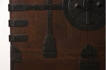 重ね桐箪笥を綺麗に再生!全体をオーク系塗料で着色。下段の底面にはクリアキャスターを取り付け。