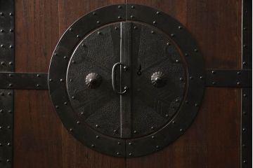 重ね桐箪笥を綺麗に再生!全体をオーク系塗料で着色。下段の底面にはクリアキャスターを取り付け。