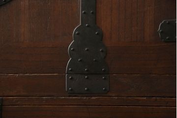 重ね桐箪笥を綺麗に再生!全体をオーク系塗料で着色。下段の底面にはクリアキャスターを取り付け。