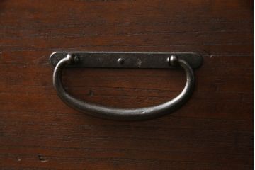 重ね桐箪笥を綺麗に再生!全体をオーク系塗料で着色。下段の底面にはクリアキャスターを取り付け。