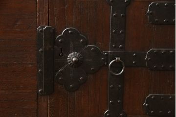 重ね桐箪笥を綺麗に再生!全体をオーク系塗料で着色。下段の底面にはクリアキャスターを取り付け。