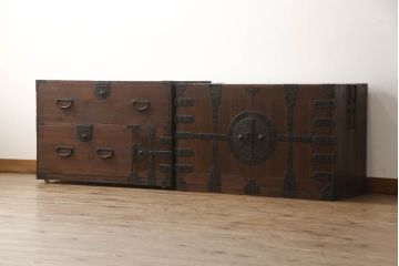 重ね桐箪笥を綺麗に再生!全体をオーク系塗料で着色。下段の底面にはクリアキャスターを取り付け。