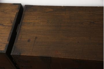 重ね桐箪笥を綺麗に再生!全体をオーク系塗料で着色。下段の底面にはクリアキャスターを取り付け。