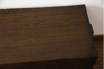 重ね桐箪笥を綺麗に再生!全体をオーク系塗料で着色。下段の底面にはクリアキャスターを取り付け。