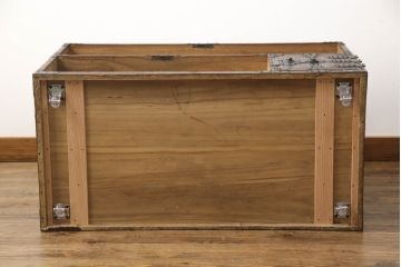 重ね桐箪笥を綺麗に再生!全体をオーク系塗料で着色。下段の底面にはクリアキャスターを取り付け。