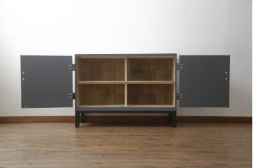 重ね桐箪笥をサイドボードとチェストにリメイク!上段は衣装盆・棚受けを取り外し、棚板を取り付けて脚付きサイドボードに。下段は引き出しを中央から分割し、奥行きを詰めて脚付チェスト2台に。3台ともダークグレー/マットブラックでペイント。