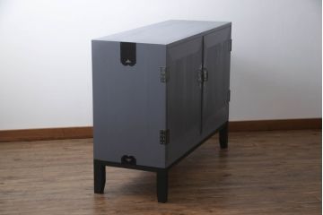 重ね桐箪笥をサイドボードとチェストにリメイク!上段は衣装盆・棚受けを取り外し、棚板を取り付けて脚付きサイドボードに。下段は引き出しを中央から分割し、奥行きを詰めて脚付チェスト2台に。3台ともダークグレー/マットブラックでペイント。