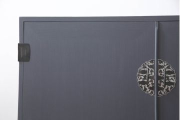 重ね桐箪笥をサイドボードとチェストにリメイク!上段は衣装盆・棚受けを取り外し、棚板を取り付けて脚付きサイドボードに。下段は引き出しを中央から分割し、奥行きを詰めて脚付チェスト2台に。3台ともダークグレー/マットブラックでペイント。