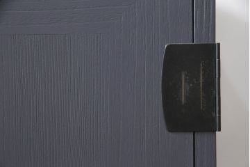 重ね桐箪笥をサイドボードとチェストにリメイク!上段は衣装盆・棚受けを取り外し、棚板を取り付けて脚付きサイドボードに。下段は引き出しを中央から分割し、奥行きを詰めて脚付チェスト2台に。3台ともダークグレー/マットブラックでペイント。