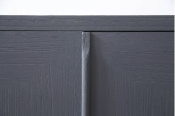 重ね桐箪笥をサイドボードとチェストにリメイク!上段は衣装盆・棚受けを取り外し、棚板を取り付けて脚付きサイドボードに。下段は引き出しを中央から分割し、奥行きを詰めて脚付チェスト2台に。3台ともダークグレー/マットブラックでペイント。