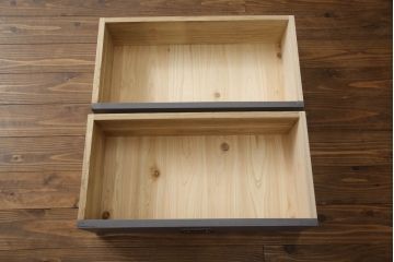重ね桐箪笥をサイドボードとチェストにリメイク!上段は衣装盆・棚受けを取り外し、棚板を取り付けて脚付きサイドボードに。下段は引き出しを中央から分割し、奥行きを詰めて脚付チェスト2台に。3台ともダークグレー/マットブラックでペイント。