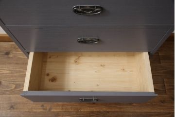 重ね桐箪笥をサイドボードとチェストにリメイク!上段は衣装盆・棚受けを取り外し、棚板を取り付けて脚付きサイドボードに。下段は引き出しを中央から分割し、奥行きを詰めて脚付チェスト2台に。3台ともダークグレー/マットブラックでペイント。