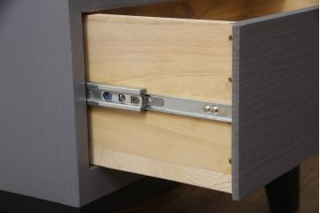 重ね桐箪笥をサイドボードとチェストにリメイク!上段は衣装盆・棚受けを取り外し、棚板を取り付けて脚付きサイドボードに。下段は引き出しを中央から分割し、奥行きを詰めて脚付チェスト2台に。3台ともダークグレー/マットブラックでペイント。