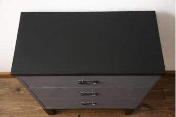 重ね桐箪笥をサイドボードとチェストにリメイク!上段は衣装盆・棚受けを取り外し、棚板を取り付けて脚付きサイドボードに。下段は引き出しを中央から分割し、奥行きを詰めて脚付チェスト2台に。3台ともダークグレー/マットブラックでペイント。
