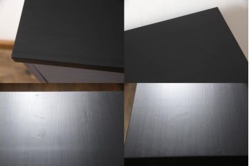 重ね桐箪笥をサイドボードとチェストにリメイク!上段は衣装盆・棚受けを取り外し、棚板を取り付けて脚付きサイドボードに。下段は引き出しを中央から分割し、奥行きを詰めて脚付チェスト2台に。3台ともダークグレー/マットブラックでペイント。