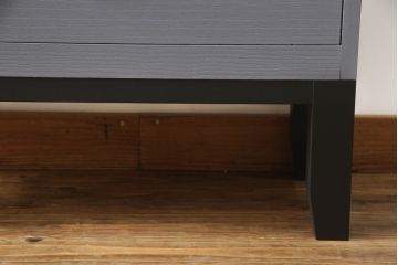 重ね桐箪笥をサイドボードとチェストにリメイク!上段は衣装盆・棚受けを取り外し、棚板を取り付けて脚付きサイドボードに。下段は引き出しを中央から分割し、奥行きを詰めて脚付チェスト2台に。3台ともダークグレー/マットブラックでペイント。