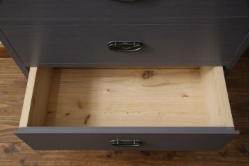 重ね桐箪笥をサイドボードとチェストにリメイク!上段は衣装盆・棚受けを取り外し、棚板を取り付けて脚付きサイドボードに。下段は引き出しを中央から分割し、奥行きを詰めて脚付チェスト2台に。3台ともダークグレー/マットブラックでペイント。