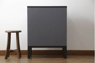 重ね桐箪笥をサイドボードとチェストにリメイク!上段は衣装盆・棚受けを取り外し、棚板を取り付けて脚付きサイドボードに。下段は引き出しを中央から分割し、奥行きを詰めて脚付チェスト2台に。3台ともダークグレー/マットブラックでペイント。
