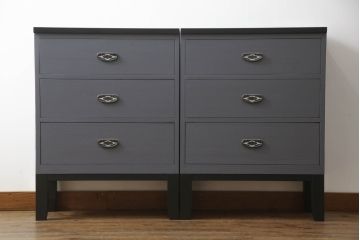重ね桐箪笥をサイドボードとチェストにリメイク!上段は衣装盆・棚受けを取り外し、棚板を取り付けて脚付きサイドボードに。下段は引き出しを中央から分割し、奥行きを詰めて脚付チェスト2台に。3台ともダークグレー/マットブラックでペイント。
