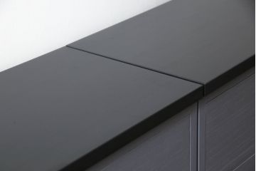 重ね桐箪笥をサイドボードとチェストにリメイク!上段は衣装盆・棚受けを取り外し、棚板を取り付けて脚付きサイドボードに。下段は引き出しを中央から分割し、奥行きを詰めて脚付チェスト2台に。3台ともダークグレー/マットブラックでペイント。