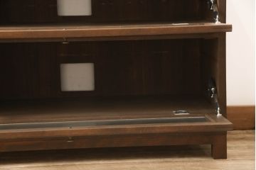 桐箪笥の中段をローボードへリメイク!高さを変えずに3段から2段のモールガラス入りフラップダウン扉仕様へ加工。天板、脚を取り付け、配線用の穴あけ加工。本体はオーク系に着色。