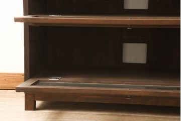 桐箪笥の中段をローボードへリメイク!高さを変えずに3段から2段のモールガラス入りフラップダウン扉仕様へ加工。天板、脚を取り付け、配線用の穴あけ加工。本体はオーク系に着色。