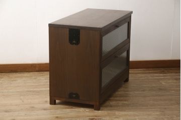 桐箪笥の中段をローボードへリメイク!高さを変えずに3段から2段のモールガラス入りフラップダウン扉仕様へ加工。天板、脚を取り付け、配線用の穴あけ加工。本体はオーク系に着色。