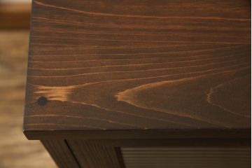 桐箪笥の中段をローボードへリメイク!高さを変えずに3段から2段のモールガラス入りフラップダウン扉仕様へ加工。天板、脚を取り付け、配線用の穴あけ加工。本体はオーク系に着色。