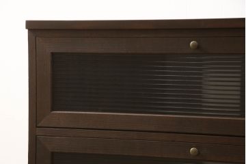 桐箪笥の中段をローボードへリメイク!高さを変えずに3段から2段のモールガラス入りフラップダウン扉仕様へ加工。天板、脚を取り付け、配線用の穴あけ加工。本体はオーク系に着色。